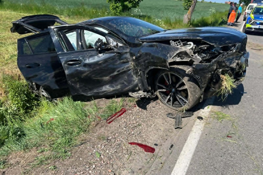 Dachowanie BMW. Z nieustalonych przyczyn zjechał do rowu